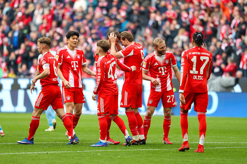 Jubelnde Fussballmannschaft — Live-Sport in hoher Bildqualität bei WertTV