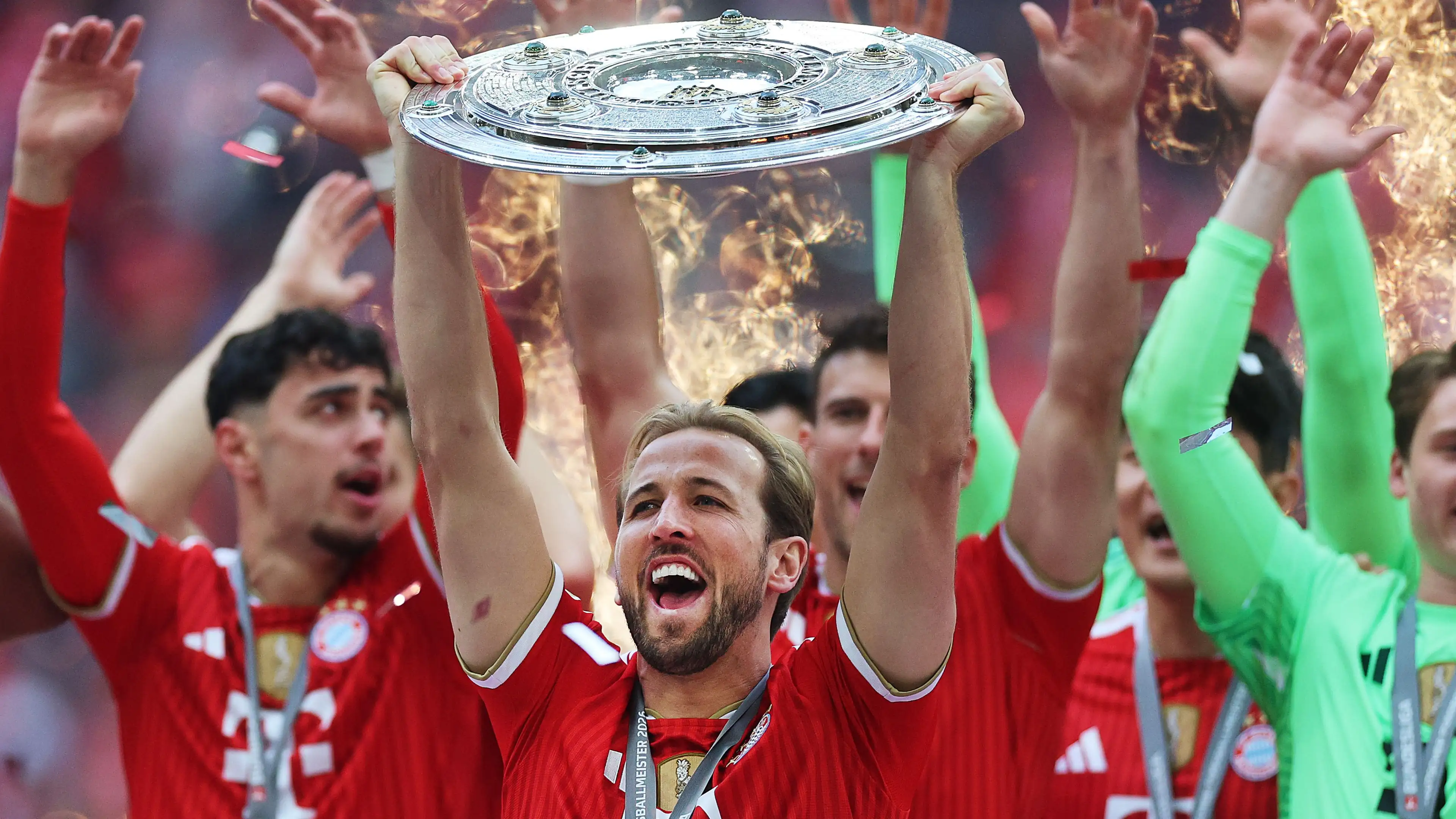Jubelnde Fußballmannschaft mit Meisterschale — Live-Sport bei WertTV
